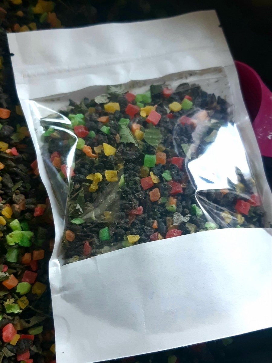 Лидер продаж. Черный чай "Самарский Луг" с кусочками фруктов "Глинтвейн" и листьями малины.